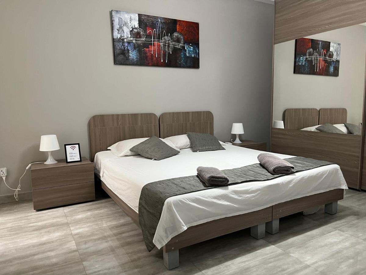 F7 1, Private Double With Private Bathroom In Shared Flat Homestay